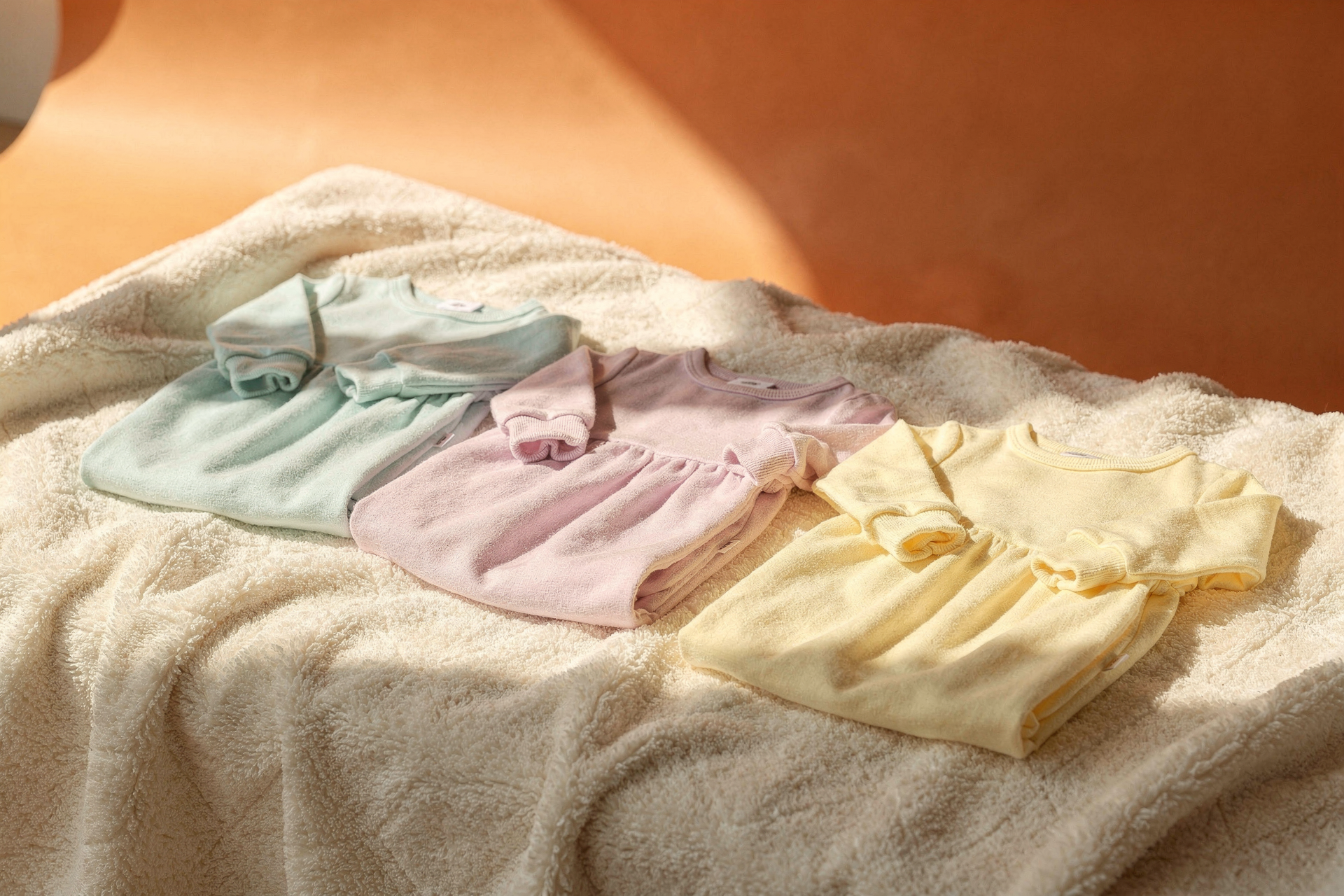 เสื้อผ้าเด็กแรกเกิดควรซักแบบไหน: เปรียบเทียบวิธีการซักด้วยมือและเครื่องซักผ้า